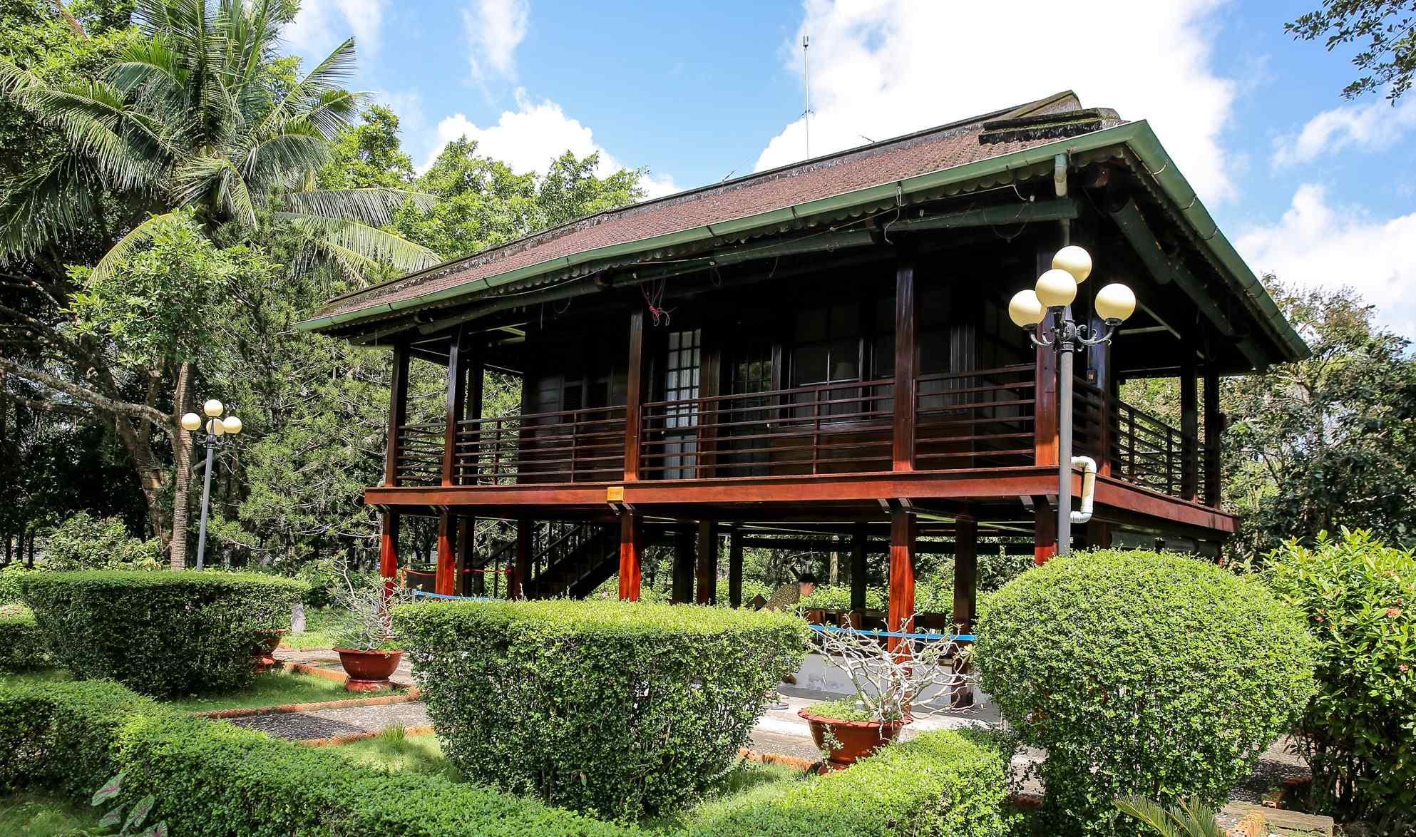 Di Tích Nhà Sàn Bác Hồ 